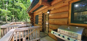 Terrace/patio - Stagecoach Inn Log Cabin 10 Acres Wooded Setting (Beulah)