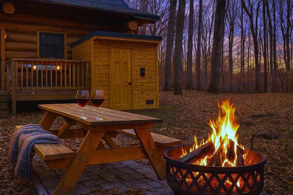 Outdoor dining - Stagecoach Inn Log Cabin 10 Acres Wooded Setting (Beulah)