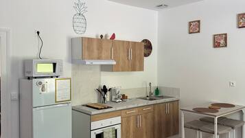 Frigorífic, microones, forn i placa de cuina