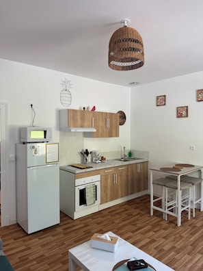 Fridge, microwave, oven, stovetop - Les Cerisiers {Mb4} Bright/Private parking (Damparis)