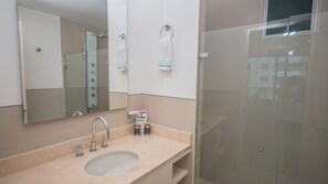 Regadera, toallas, jabón, papel de baño 