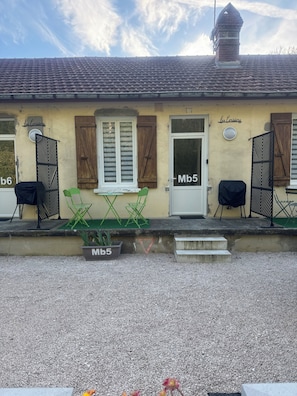 Exterior - 2 adjoining apartments - "To each his own" +Private parking lot (Damparis)