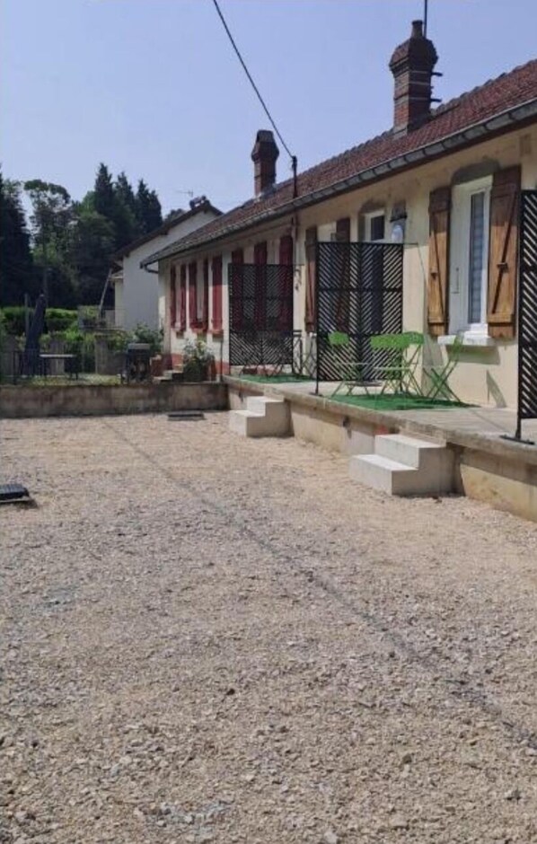 المنشأة من الخارج