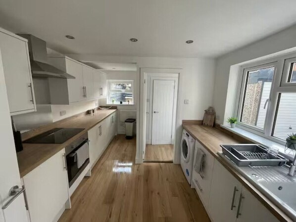 Microwave - Modern 3 bed home next to railway station (North Ferriby)