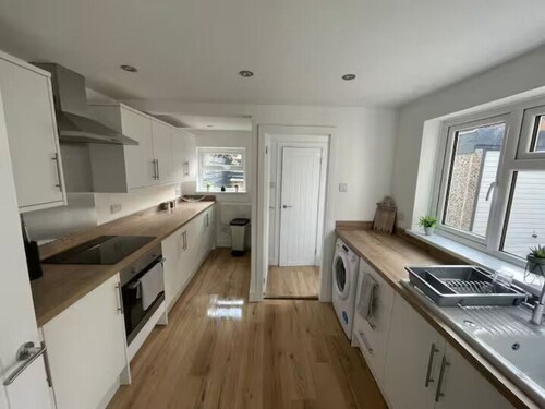 Modern 3 bed home next to railway station