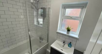 Modern 3 bed home next to railway station