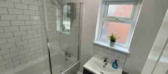 Modern 3 bed home next to railway station