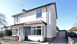 Exterior - Modern 3 bed home next to railway station (North Ferriby)