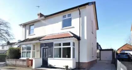 Modern 3 bed home next to railway station