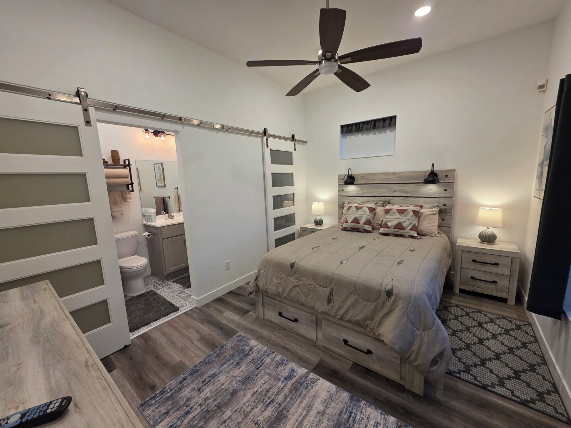 2 多间卧室、床单