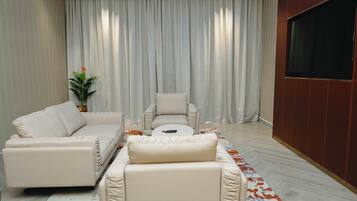 Superior Suite, Balcony, City View | Living area