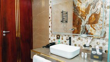 Suite Superior, balkon, pemandangan kota | Kamar mandi | Pengering rambut, sandal, handuk, dan sabun