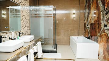 Studio Luxe, balcon, vue ville | Salle de bain