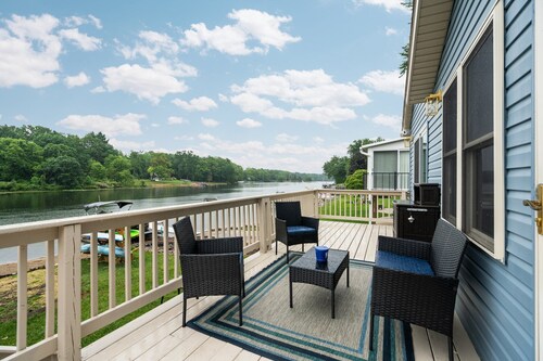 Anchors Away: Modern Irish Hills Lakefront w/ Beach, Dock, Kayaks, Cornhole