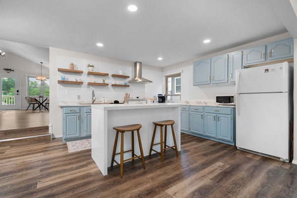 Réfrigérateur, micro-ondes, four, plaque de cuisson