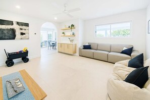 TV, books, offices - Beachfront Pet-Friendly Home with Pool & Studio Apt (Pallarenda)