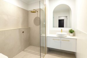 シャワー、ヘアドライヤー、タオル、シャンプー
