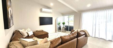 Télévision, livres, espaces bureaux