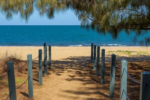 On the beach - Beachfront Pet-Friendly Home with Pool & Studio Apt (Pallarenda)