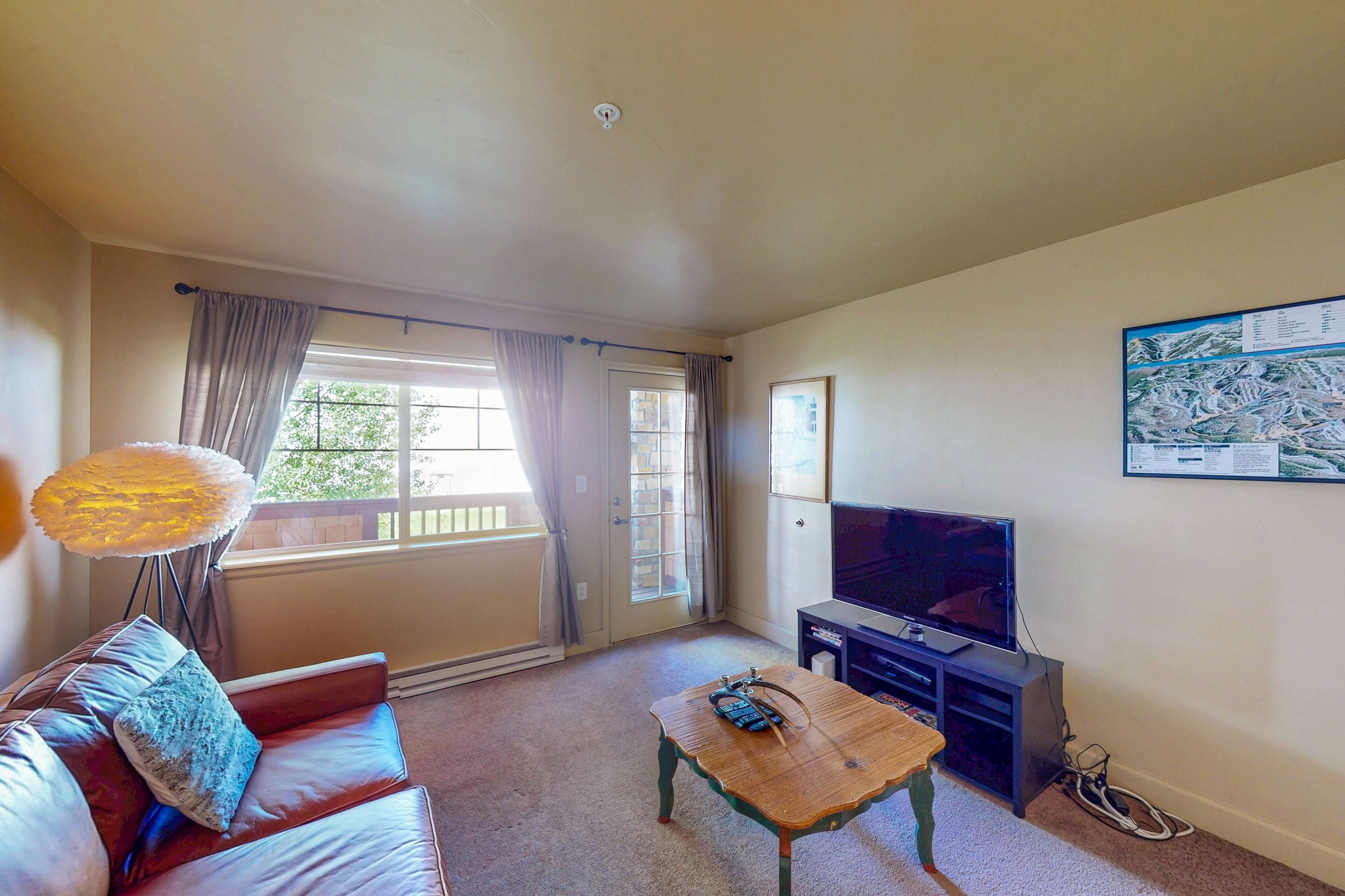 Una televisión, un reproductor de DVD, una videoteca