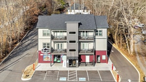 A multi-story building with a commercial ground floor featuring a sign for Jennifer's Gourmet. - Cozy Studio for 2 | Minutes from Dollywood in Sevierville (Sevierville)