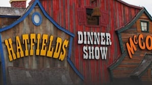 Un edificio de madera con letreros que dicen "Hatfields" y "Espectáculo con Cena".