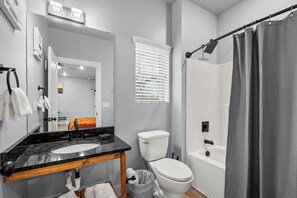 Towels - King Bed Studio | Sleeps 2 | Free Dollywood Ticket Included (Sevierville)