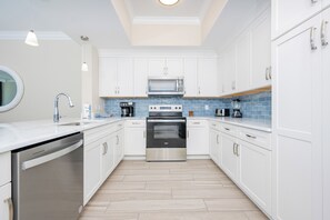 Kühlschrank, Mikrowelle, Ofen, Geschirrspüler