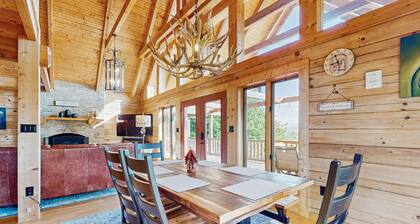 Mountain Top Cabin with Fireplace, Central A/C, Full Kitchen, and WIFI