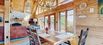Mountain Top Cabin with Fireplace, Central A/C, Full Kitchen, and WIFI
