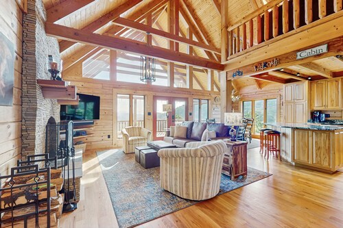 Mountain Top Cabin with Fireplace, Central A/C, Full Kitchen, and WIFI