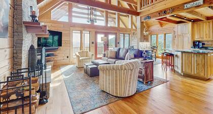 Mountain Top Cabin with Fireplace, Central A/C, Full Kitchen, and WIFI