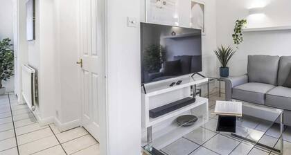 Angus Suites is a modern 4 bedroom house near Peterborough City Centre. Includes free WiFi, Smart TV, a fully equipped kitchen, private garden, and free parking. Situated in a quiet residential area with open field views.