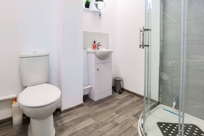 Hair dryer, towels - 4 Bedroom Contractor Accommodation | Chadburn (Paston)