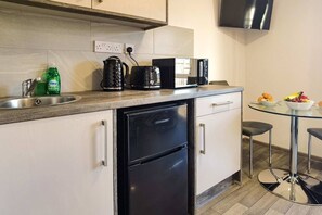 Fridge, microwave, oven, stovetop - 4 Bedroom Contractor Accommodation | Chadburn (Paston)