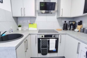 Fridge, microwave, oven, stovetop - 4 Bedroom Contractor Accommodation | Chadburn (Paston)