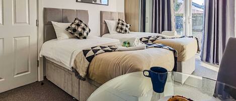 4 bedrooms, iron/ironing board, WiFi, bed sheets