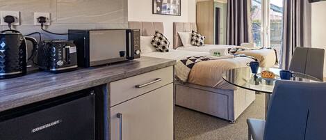 4 bedrooms, iron/ironing board, WiFi, bed sheets