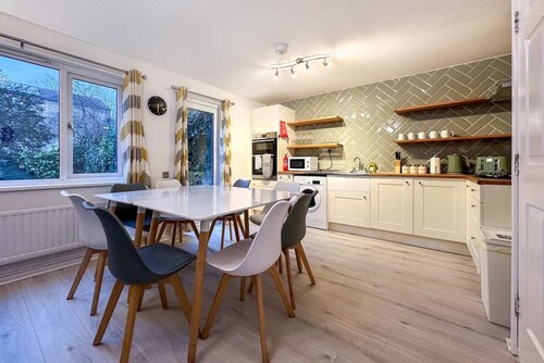 Clayton House Contractors Accommodation | 6BR House Peterborough