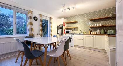 Clayton House Contractors Accommodation | 6BR House Peterborough