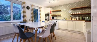 Contractor Accommodation | 6-Bedroom House with 9 Beds | Near A1 | Sleeps 10