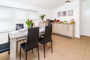 Dining - 30% Monthly Discount | St Mary's Apartment (Cambridgeshire)