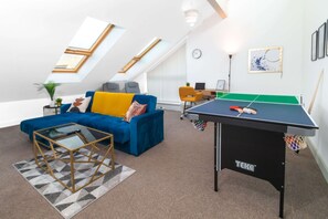 Game room - 30% Monthly Discount | St Mary's Apartment (Cambridgeshire)