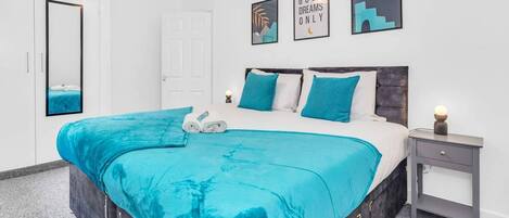 3 bedrooms, desk, iron/ironing board, free WiFi