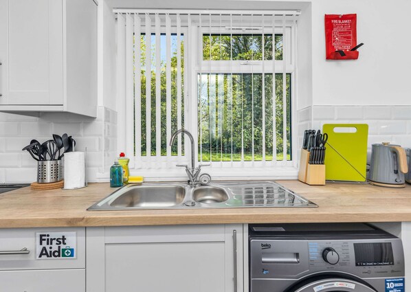 Kühlschrank, Mikrowelle, Ofen, Herdplatte