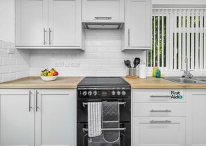 Køleskab, mikrobølgeovn, ovn, kogeplade