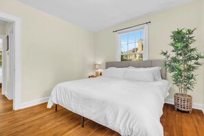 Desk, iron/ironing board, WiFi, bed sheets