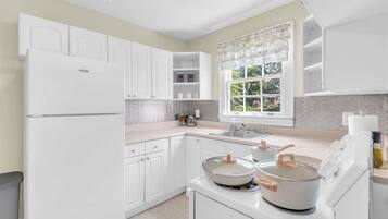 Oven, coffee/tea maker, cookware/dishes/utensils, ice maker