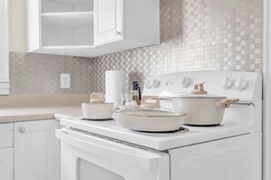 Ofen, Wasserkocher mit Kaffee-/Teezubehör, Kochgeschirr/Geschirr/Besteck