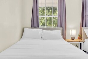 Desk, iron/ironing board, WiFi, bed sheets